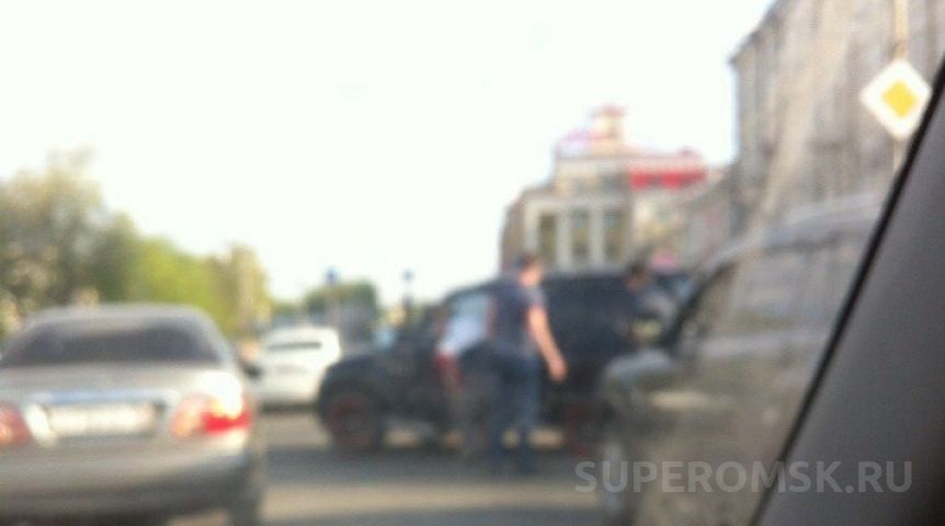 При столкновении двух иномарок в Омске перевернулся джип При столкновении двух иномарок в Омске перевернулся джип