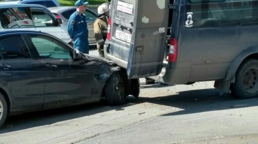 Mercedes въехал в маршрутку в центре Омска – число пострадавших увеличилось