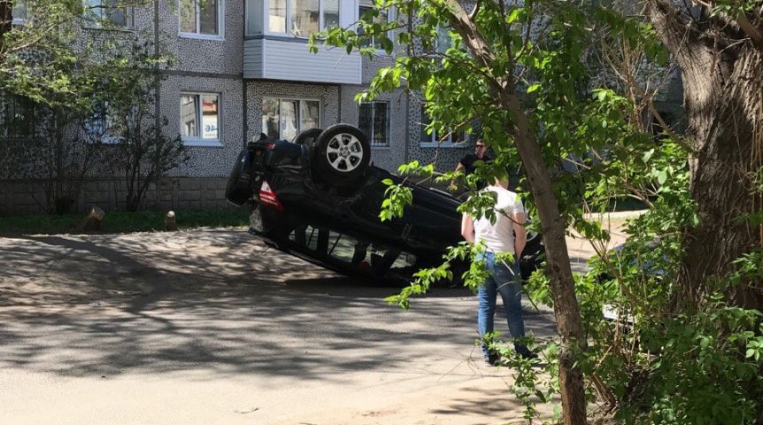 В Омске по неизвестным причинам опрокинулся внедорожник В Омске по неизвестным причинам опрокинулся внедорожник