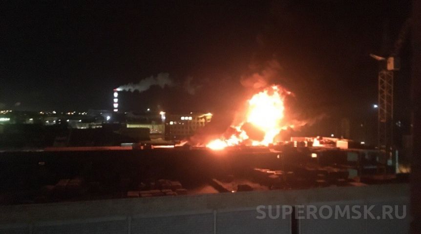 В Омске разразился ужасающий пожар на стройке у вокзала В Омске разразился ужасающий пожар на стройке у вокзала