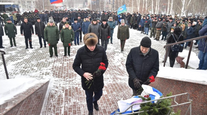 Омский губернатор Бурков почтил память воинов-интернационалистов Омский губернатор Бурков почтил память воинов-интернационалистов