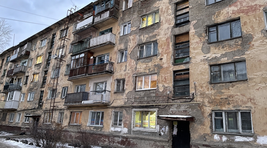 Многоквартирный дом на Сенной в центре Омска отдали под снос Многоквартирный дом на Сенной в центре Омска отдали под снос