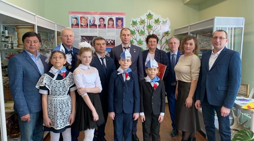 В школе № 138 открыли Аллею Героев и музей В школе № 138 открыли Аллею Героев и музей