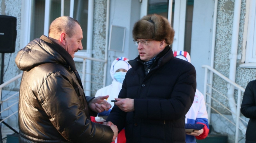 Бурков передал больницам Омской области 10 новых автомобилей для пациентов с почечной недостаточностью