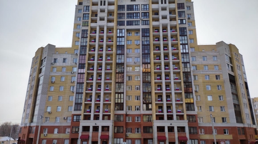 Общество Жители омской многоэтажки «подняли» флаги в поддержку спецоперации на Украине