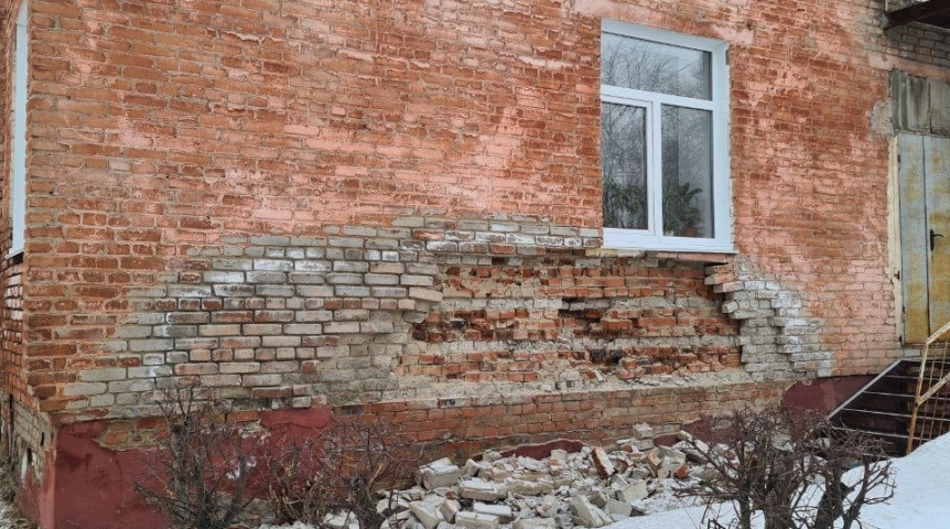 У детсада в омских Нефтяниках отвалился кусок стены У детсада в омских Нефтяниках отвалился кусок стены