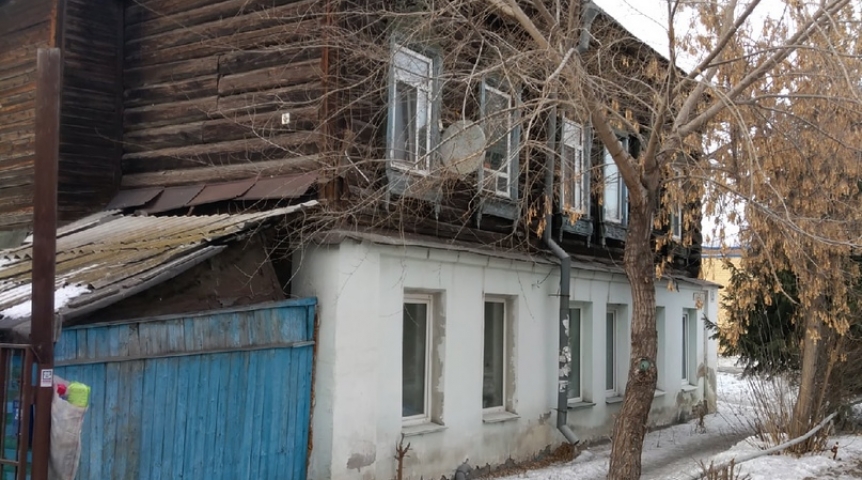 Омичи из аварийного дома в центре не хотят уезжать Омичи из аварийного дома в центре не хотят уезжать