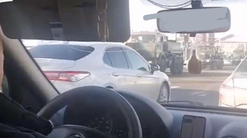 В центре Омска заметили колонну военной техники