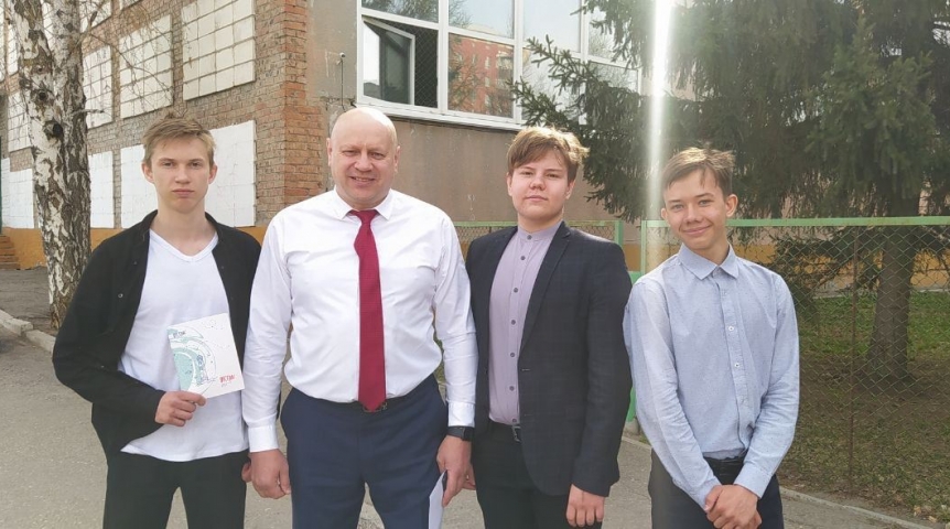 Власть Омские школьники устроили флешмоб с мэром Сергеем Шелестом