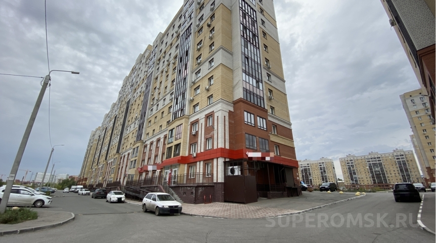 «Трио» омских предпринимателей обязали очистить высотку в «Серебряном береге» от вывески