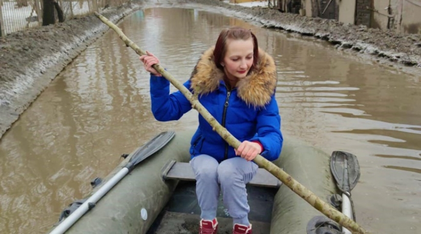 Омичи возродили способ передвижения по затопленным улицам Омичи возродили способ передвижения по затопленным улицам