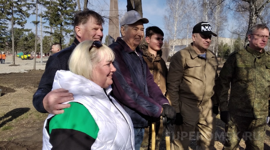 Город Председатель Омского горсовета с первыми лицами города и области помог преобразить родные просторы
