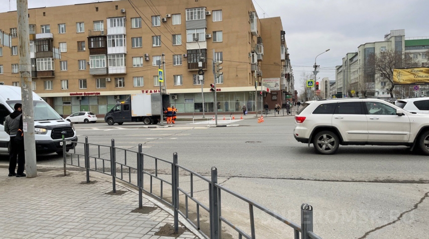 Город В Омске, похоже, принялись наносить разметку с нарушениями