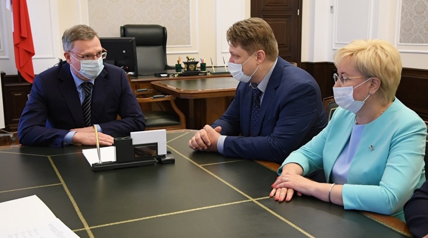 Власть Губернатор Бурков встретился с новым руководителем омской налоговой