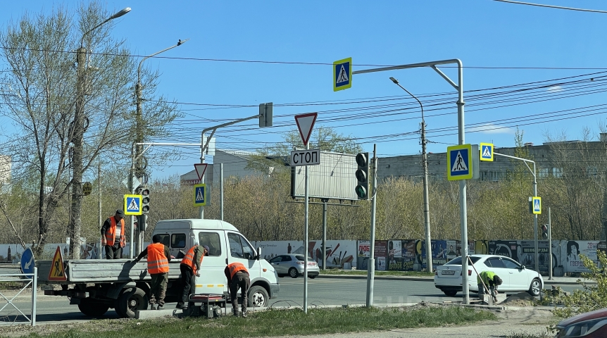 Отремонтированную в 2022 году омскую улицу Маршала Жукова начали переделывать Отремонтированную в 2022 году омскую улицу Маршала Жукова начали переделывать