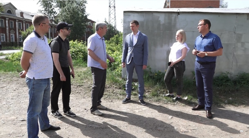 Общество Депутат ОГС Дмитрий Сахань подключился к решению проблемы шинной свалки в Октябрьском округе