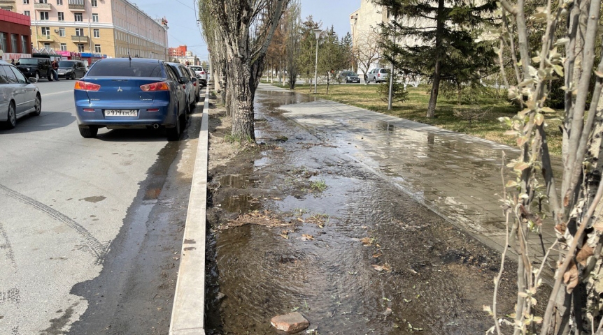 В центре Омска подтопило улицы из-за коммунального порыва В центре Омска подтопило улицы из-за коммунального порыва