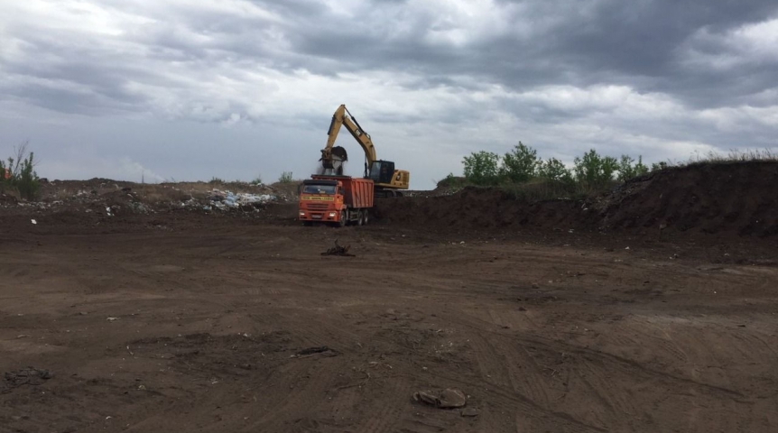 Город В Омске начали ликвидировать свалку у Северо-Восточного кладбища за миллиард рублей
