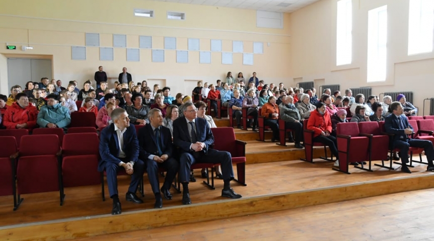 Власть Губернатор Омской области Бурков работает в Оконешниковском районе