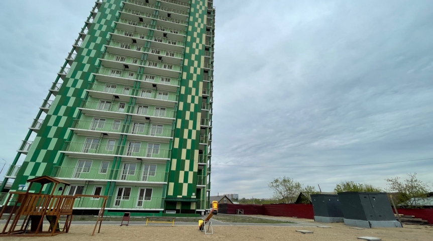 Новости недвижимости В Омске дворовую майнинг-ферму увезли от «фадинского» дома на новое место