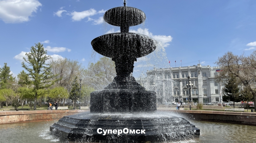 Омичи накинулись на включенные фонтаны Омичи накинулись на включенные фонтаны