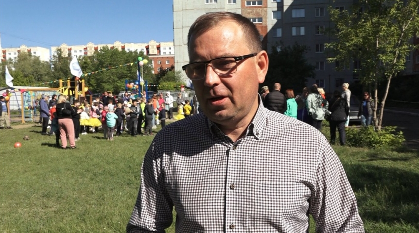 Депутат ОГС Дмитрий Сахань помог в организации праздника во дворе многоэтажки на Менделеева Депутат ОГС Дмитрий Сахань помог в организации праздника во дворе многоэтажки на Менделеева