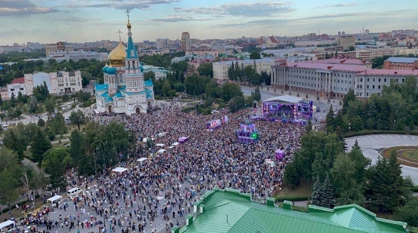 Омский губернатор Бурков устроил для молодежи масштабный праздник Омский губернатор Бурков устроил для молодежи масштабный праздник