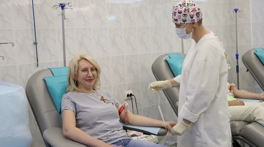 Общество Депутат Омского горсовета Инна Гомолко стала донором крови