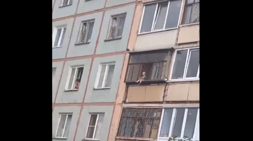 Общество В Омске ребенок сидел на перилах балкона третьего этажа