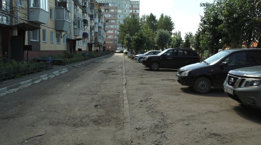 Общество Павел Корольков добивается включения разбитой дороги в Омске в перечень улиц для ремонта