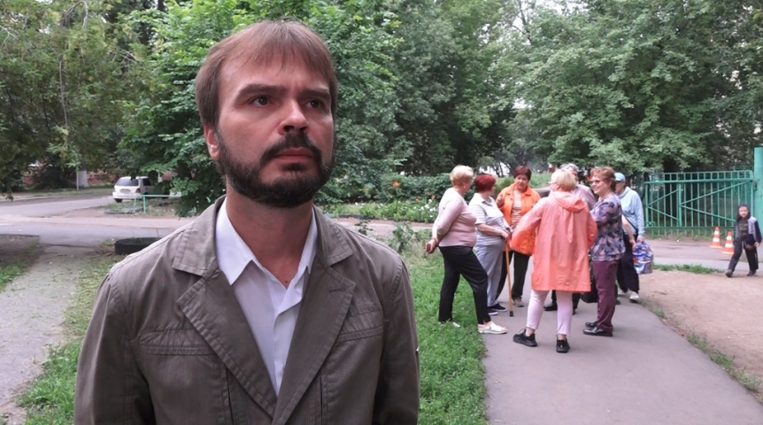 Омский единоросс Павел Корольков помогает обезопасить участок возле лицея Омский единоросс Павел Корольков помогает обезопасить участок возле лицея