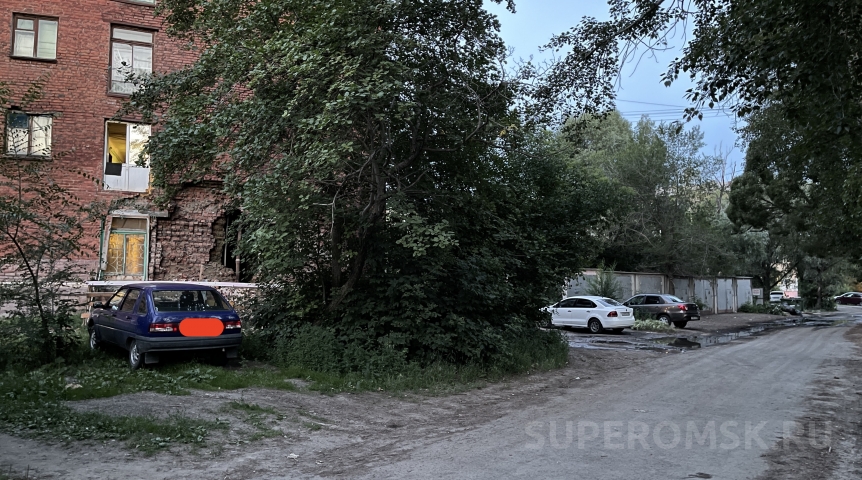 В Омске дом с дырой в стене пустил фекальный ручей соседям В Омске дом с дырой в стене пустил фекальный ручей соседям