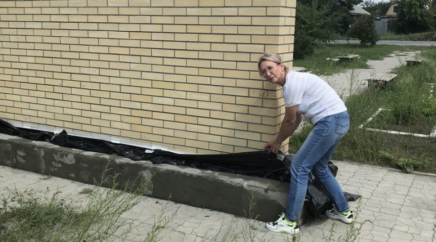 Общество Депутат омского горсовета Инна Гомолко восстанавливает памятник ветеранам ВОВ