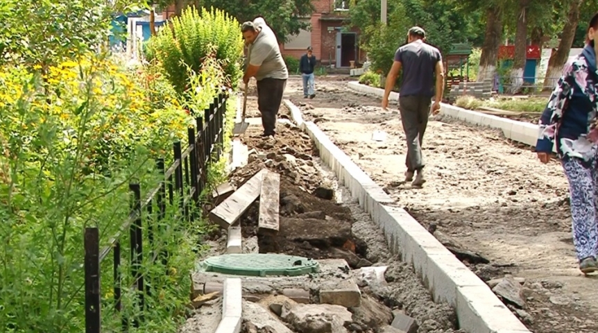 Депутат Дмитрий Сахань проинспектировал работы по благоустройству двора в Советском округе
