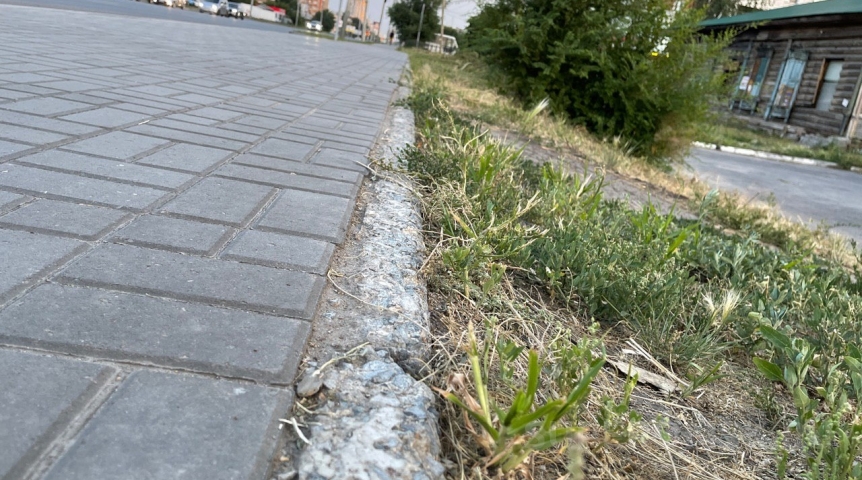 «Рассыпчатые» бордюры на улице Жукова в Омске замазали цементом «Рассыпчатые» бордюры на улице Жукова в Омске замазали цементом