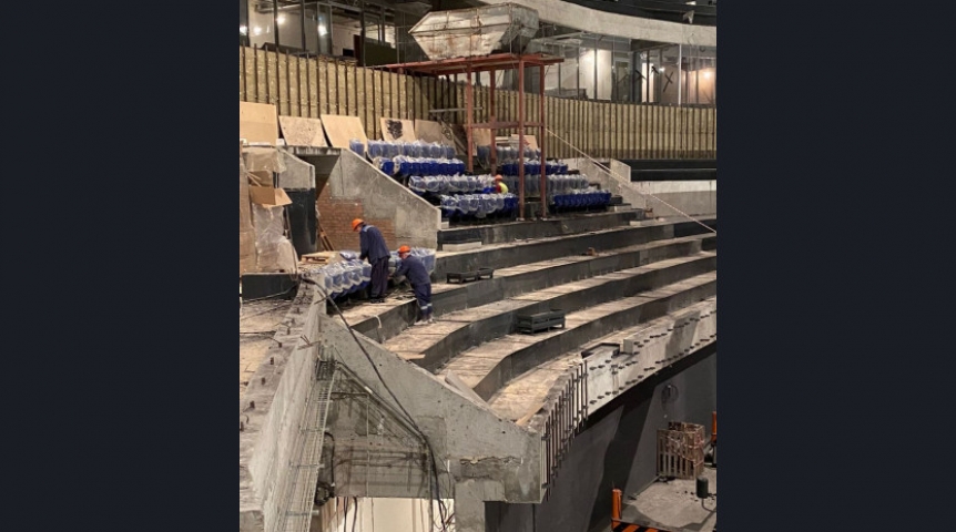На основной арене ледового дворца спорта в Новосибирске завершили нанесение акустического напыления