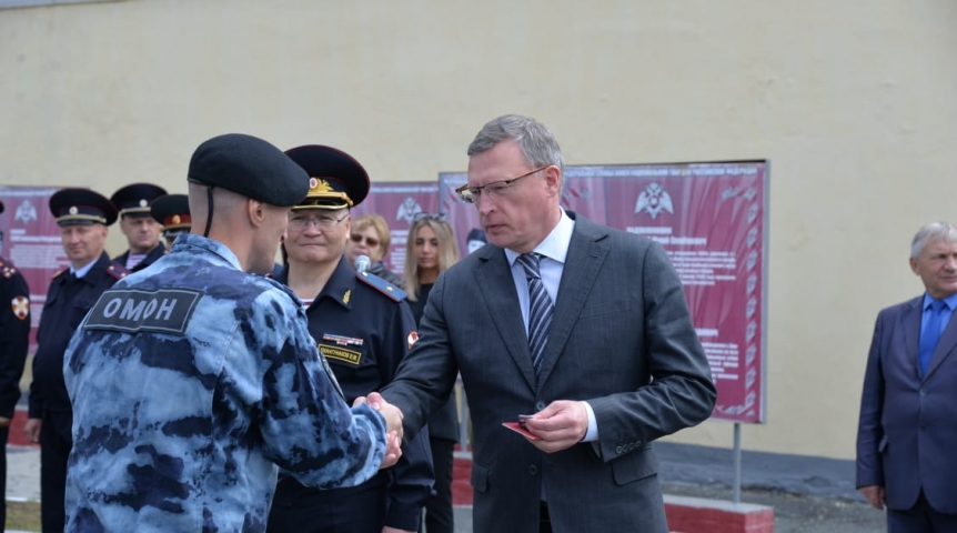 Власть Александр Бурков поощрил омских героев спецоперации