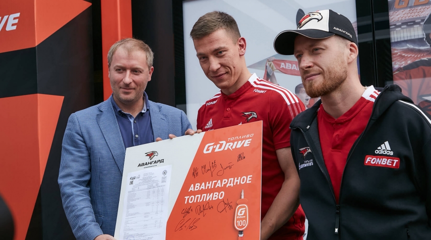 Хоккеисты «Авангарда» выпустили эксклюзивную партию топлива перед стартом сезона Хоккеисты «Авангарда» выпустили эксклюзивную партию топлива перед стартом сезона