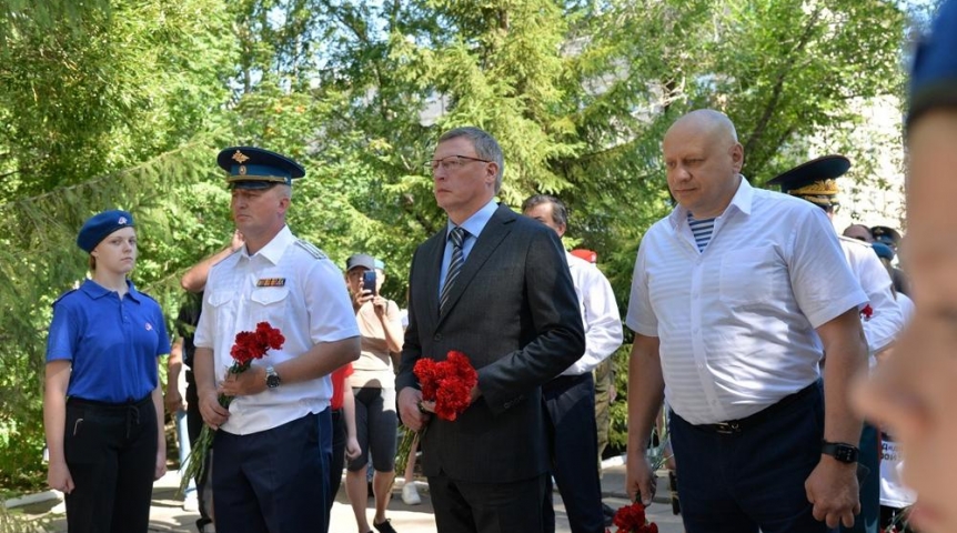 Александр Бурков на празднике в Светлом поздравил десантников с 92-й годовщиной ВДВ Александр Бурков на празднике в Светлом поздравил десантников с 92-й годовщиной ВДВ