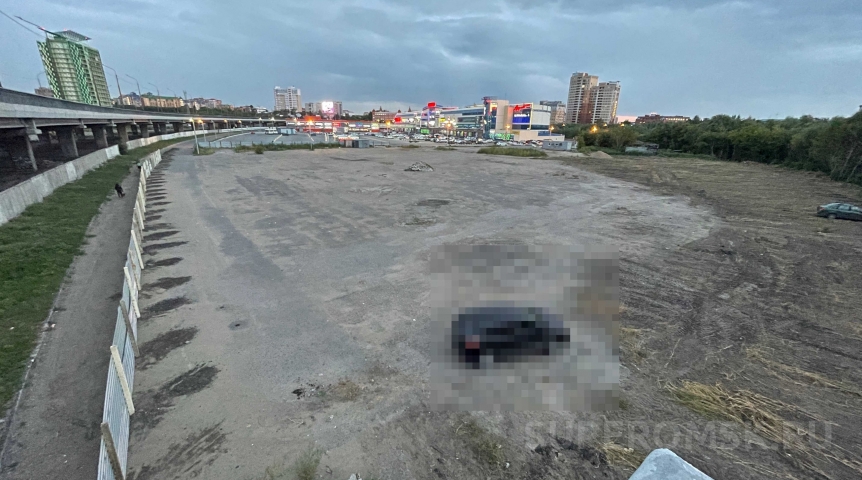 В Омске площадку под ТЦ у ТК «Триумф» огородили строительным забором В Омске площадку под ТЦ у ТК «Триумф» огородили строительным забором