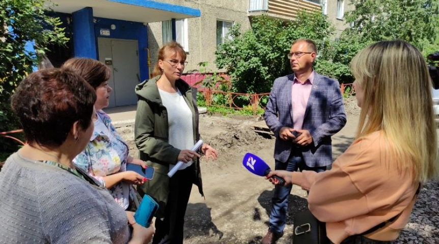 Депутат Омского горсовета Сахань проконтролировал благоустройство двора в Советском округе Депутат Омского горсовета Сахань проконтролировал благоустройство двора в Советском округе