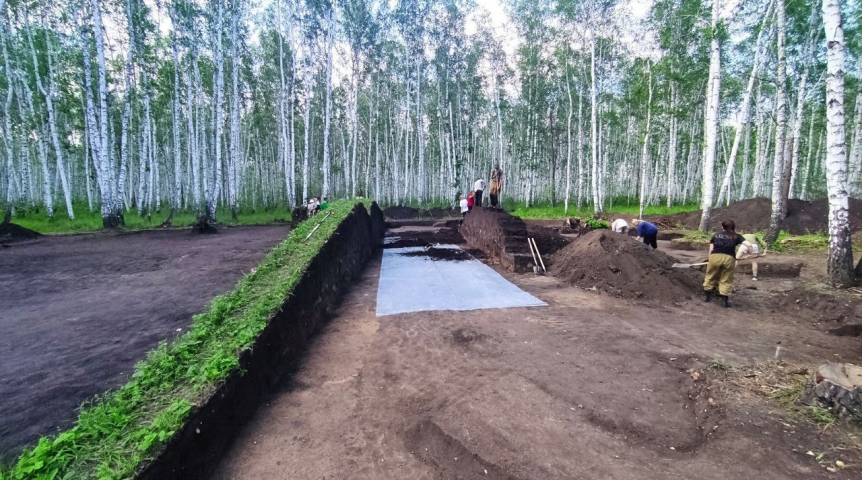 Общество Под Омском нашли детское погребение