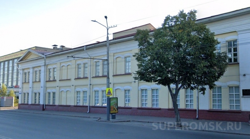 Общество Решилась судьба одинокой липы в центре Омска, перекрывшей дорожный знак
