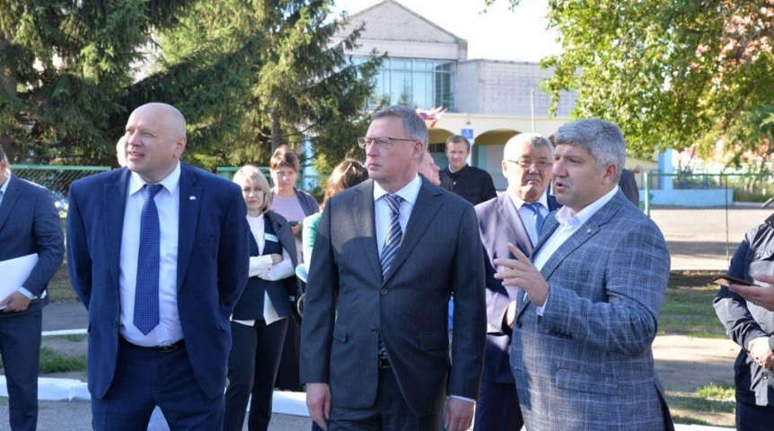 Власть Губернатор Александр Бурков работает в самом густонаселенном округе Омска