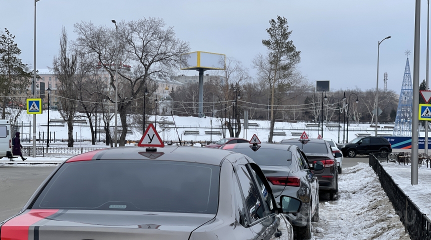 В центре Омска бесплатно раздадут 16 легковых автомобилей В центре Омска бесплатно раздадут 16 легковых автомобилей