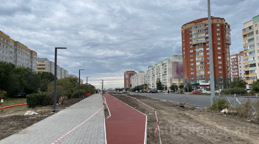 На Крупской в Омске сделали дорожку для бега вдоль дороги и поставили светофор На Крупской в Омске сделали дорожку для бега вдоль дороги и поставили светофор