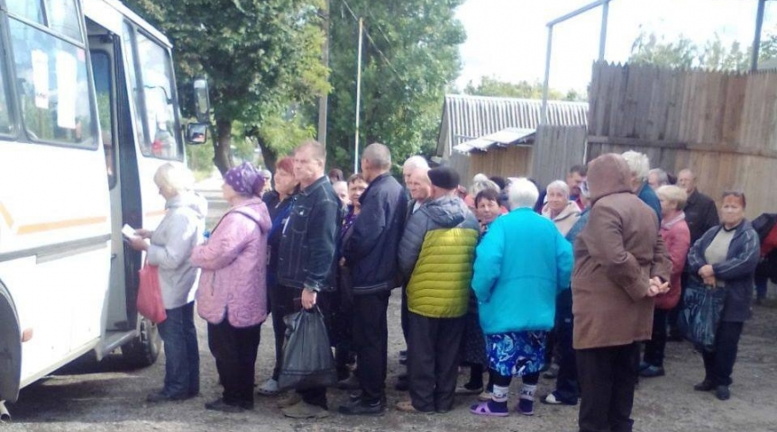 Общество Жители подшефного Омску города Стаханова активно голосуют на референдуме