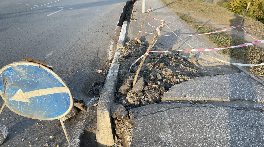Общество В Минтрансе объяснили появление провала на омском метромосту