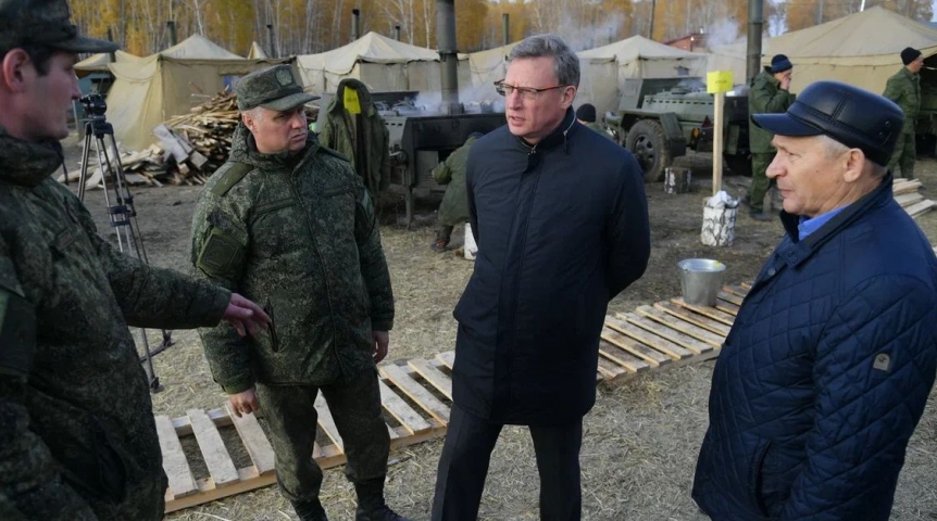 Власть Омский губернатор Бурков оценил условия пребывания мобилизованных в Черемушках