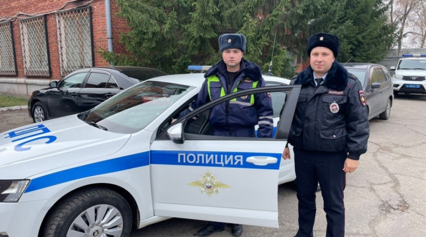 Общество Рожающая омичка оказалась на трассе в затруднительном положении